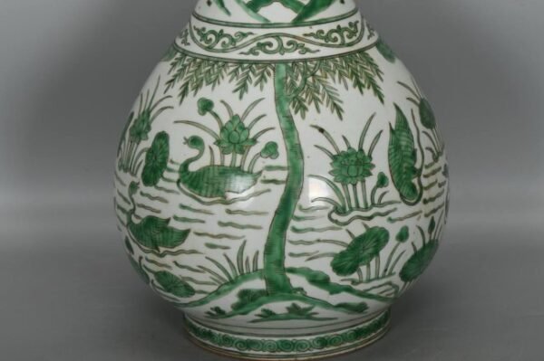 Ming Dynasty, Wanli green-glazed garlic-shaped vases - Image 4
